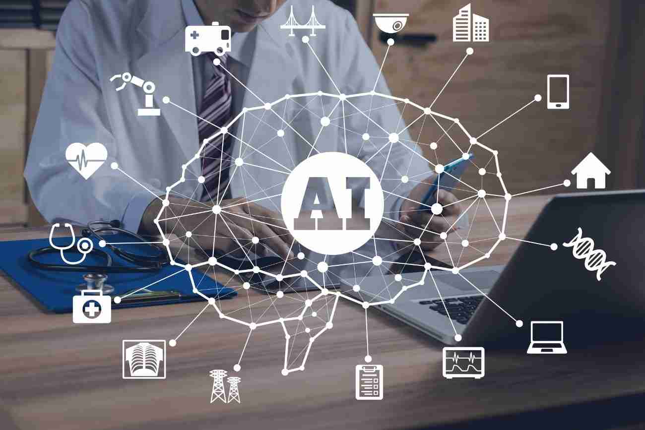 Un profesional con camisa y corbata trabaja en un escritorio con equipo médico, sobre el que se superpone una red de malla digital de varios iconos que representan la tecnología de IA, la atención sanitaria, las infraestructuras y los dispositivos electrónicos.