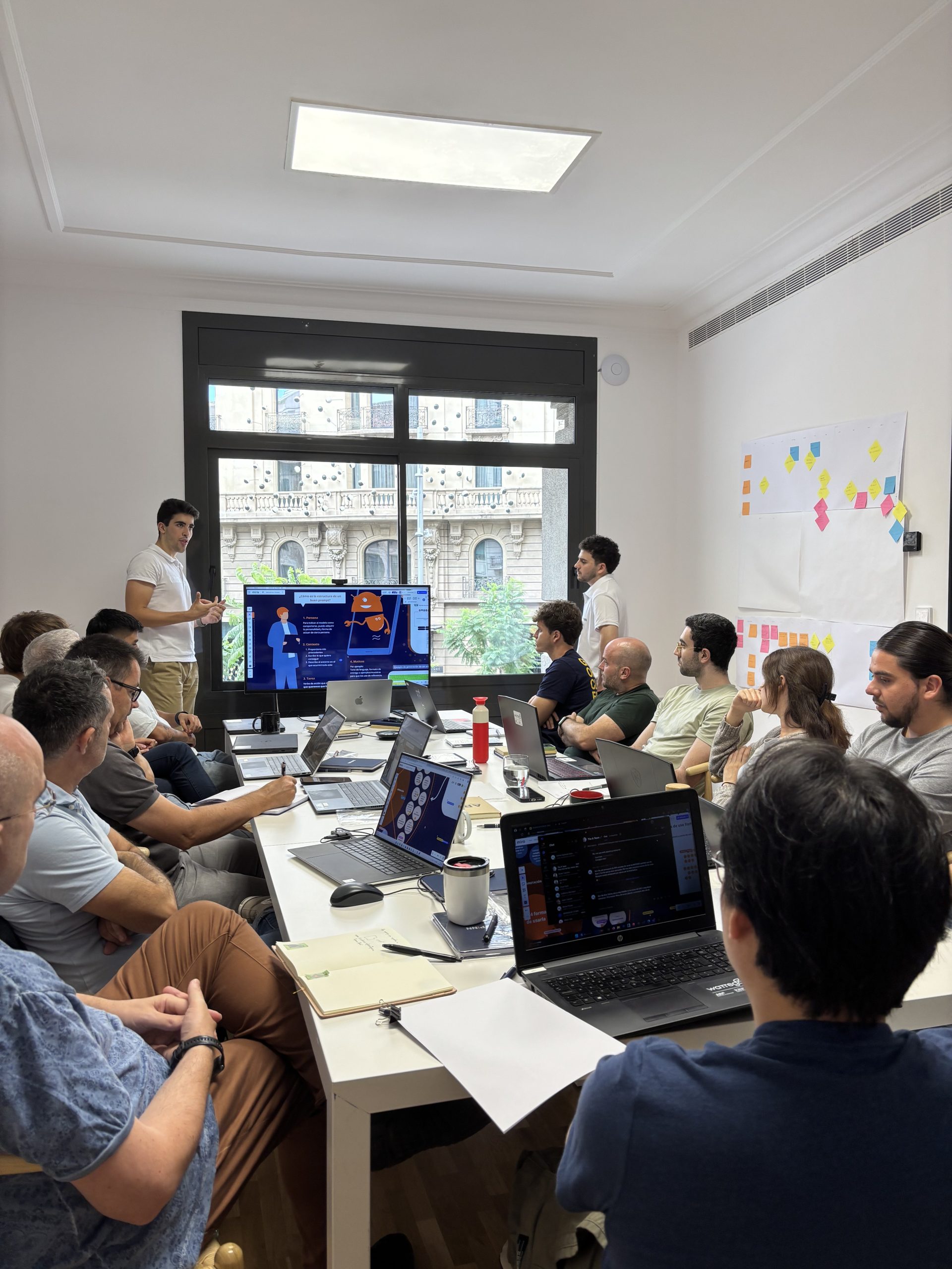 Equipo de una empresa en una sesión de trabajo con IA Generativa conectada a sus herramientas