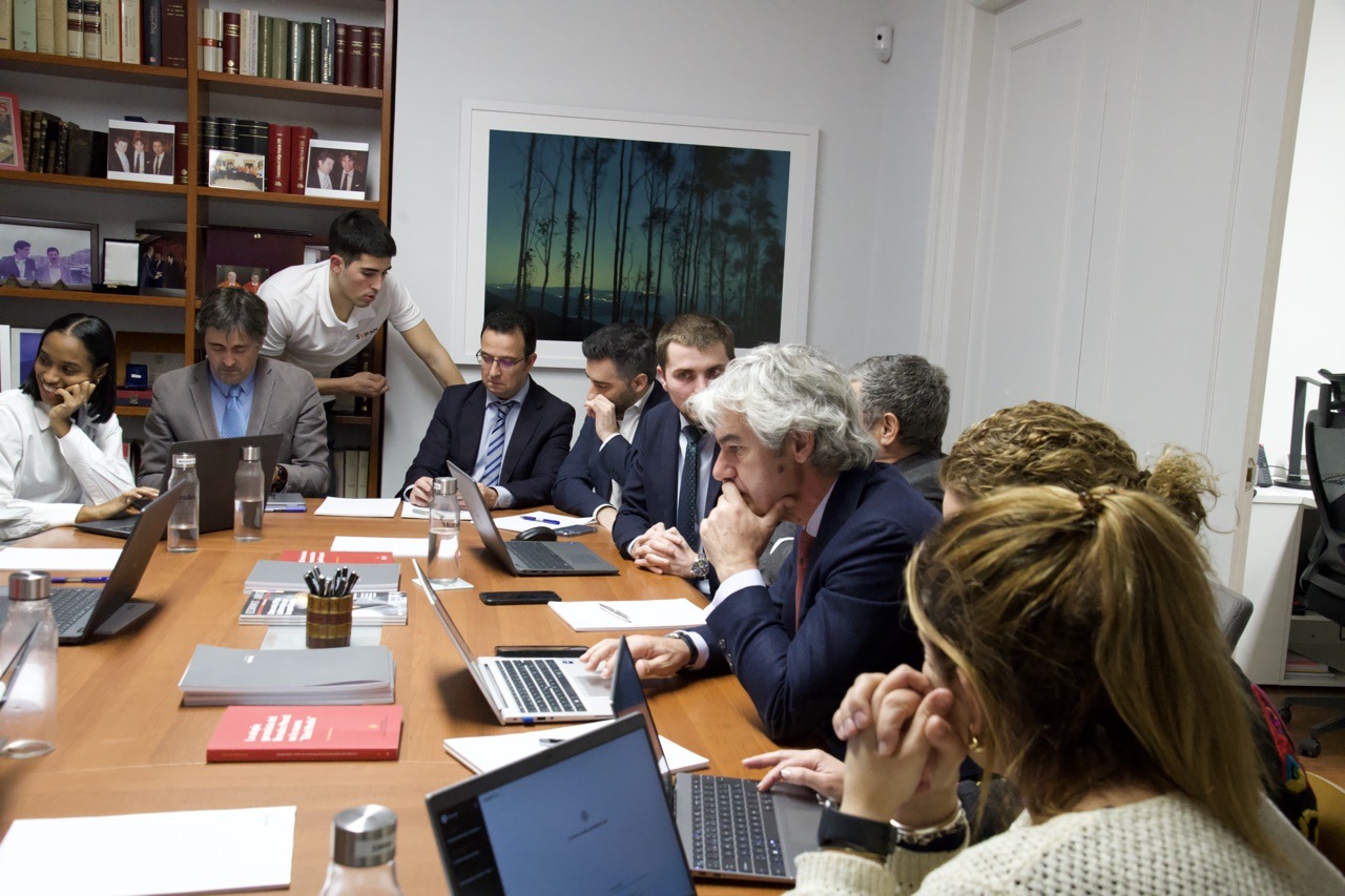 Directivos en sesión estratégica de adopción de IA