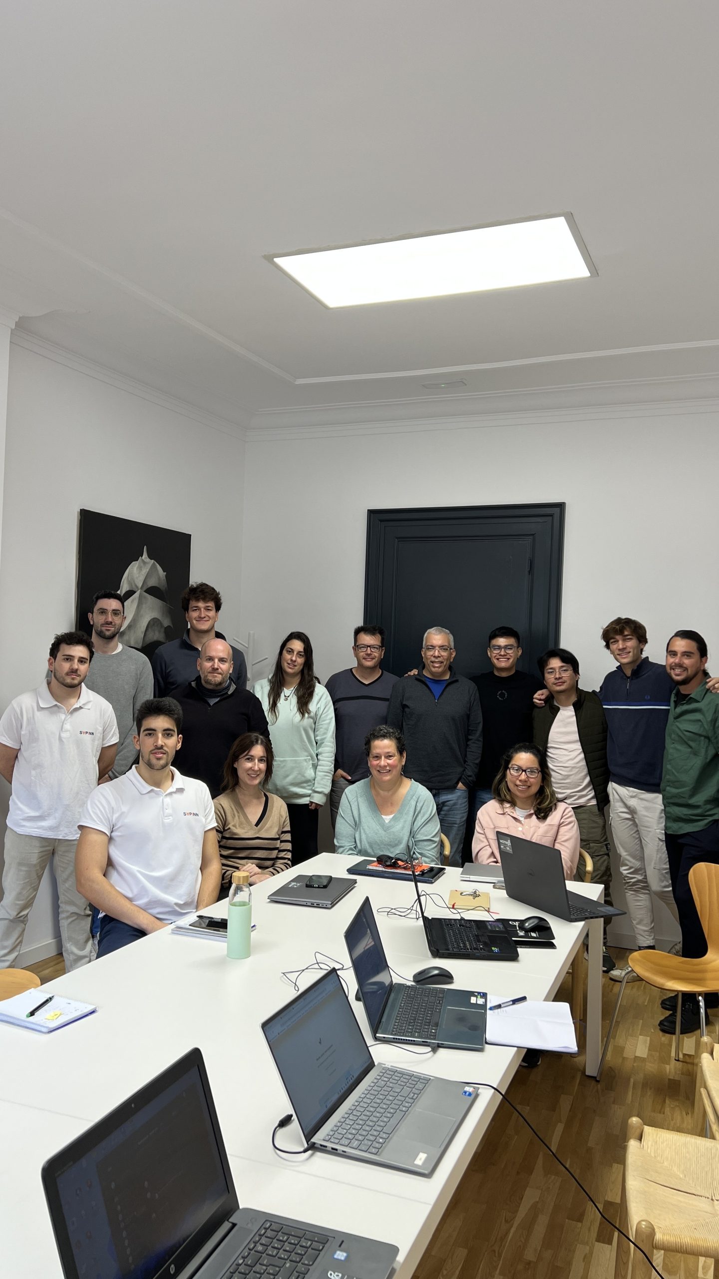 Equipo de empresa al finalizar un Bootcamp de IA Generativa de SAPINN
